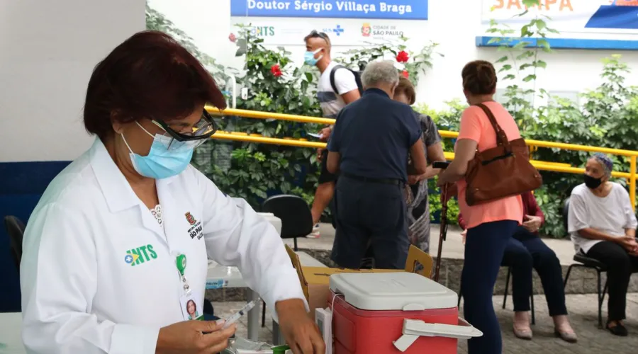 São Paulo - Início da vacinação contra covid-19 em pessoas acima de 90 anos na UBS Santo Amaro.