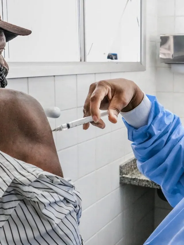 Imagem ilustrativa da imagem Repescagem de vacinação para moradores com 62 anos ou mais em Itaboraí