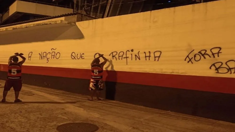 Imagem ilustrativa da imagem Negociação por reforço empaca e torcida do Flamengo protesta