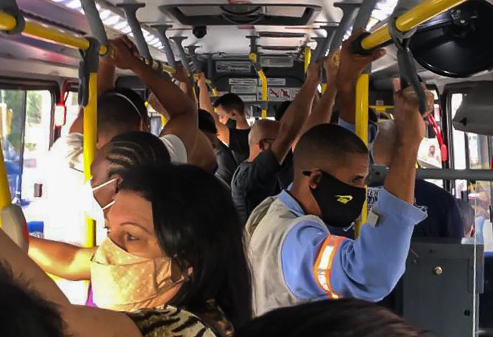 Imagem ilustrativa da imagem Ônibus lotados no primeiro dia de novas restrições em Niterói e SG