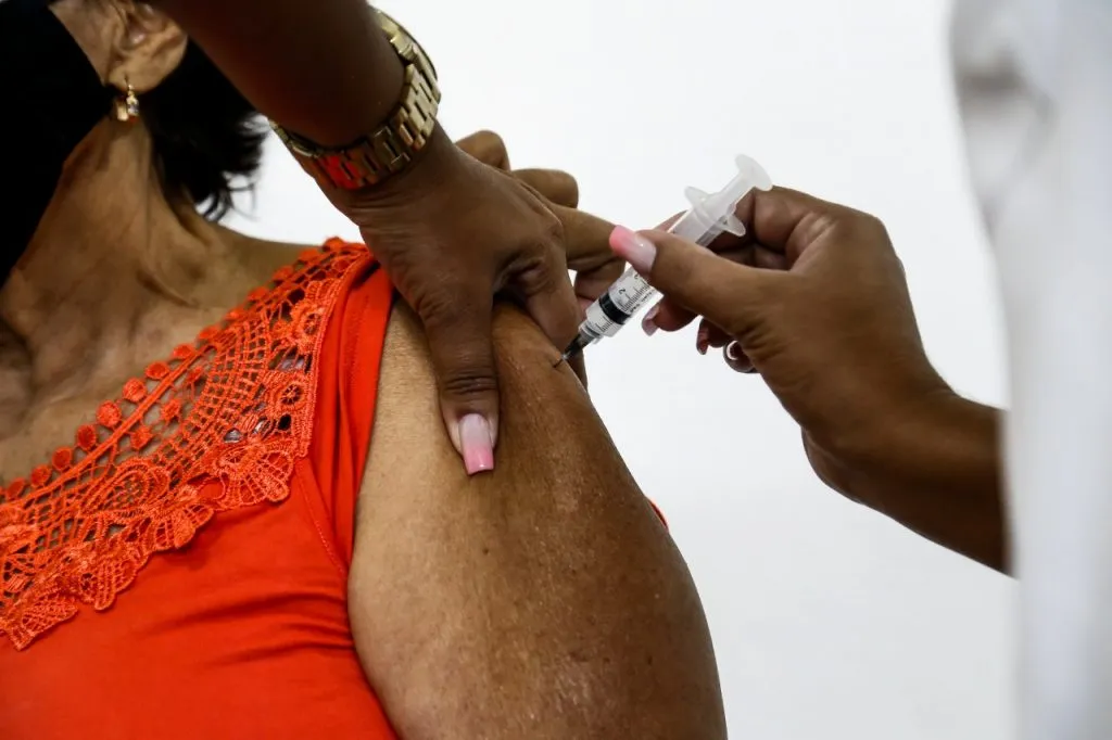 Imagem ilustrativa da imagem Itaboraí vacina idosos de 76 anos na próxima semana