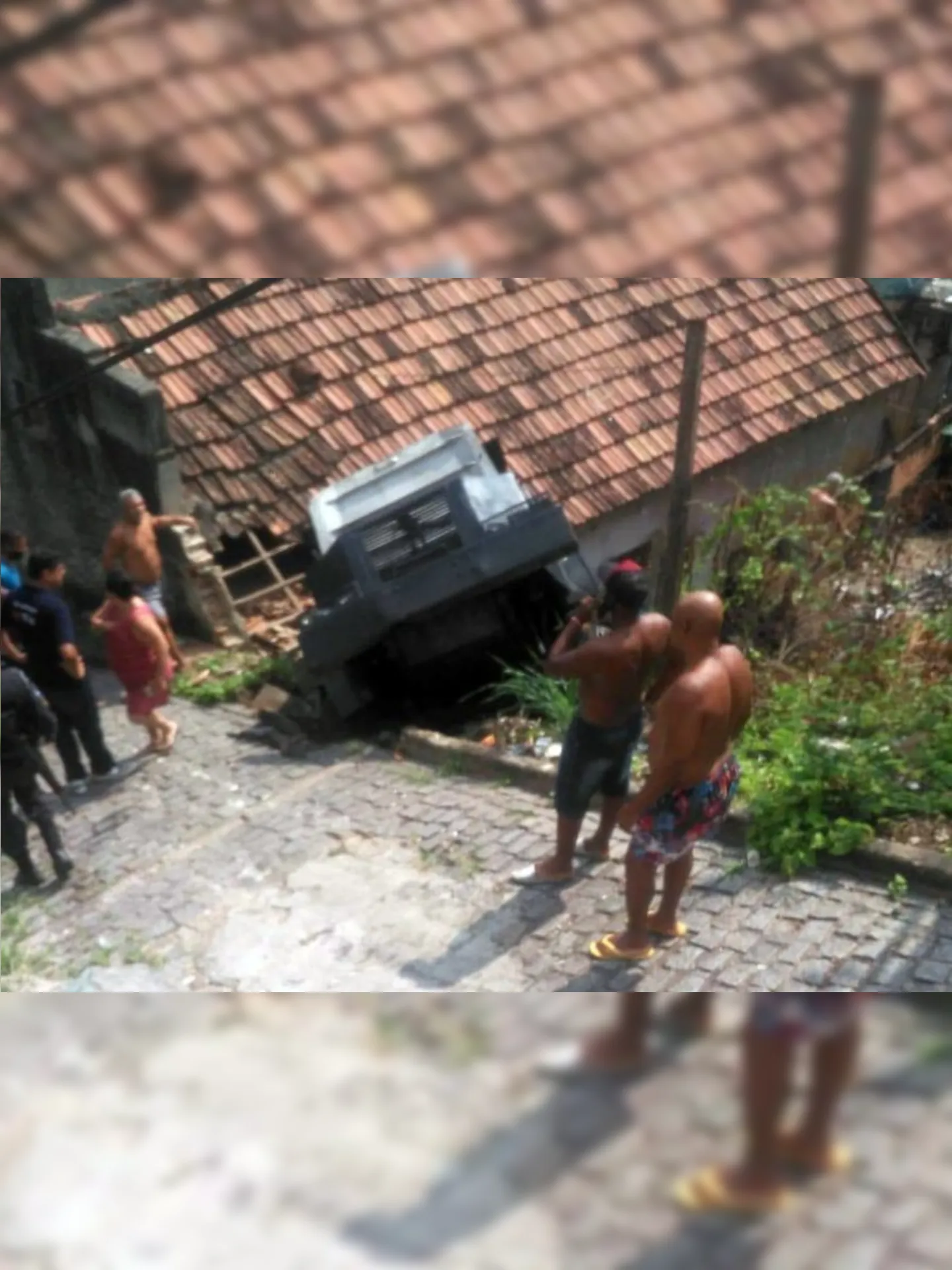 Imagem ilustrativa da imagem Caveirão da PM cai e invade casa em Piedade, no Rio
