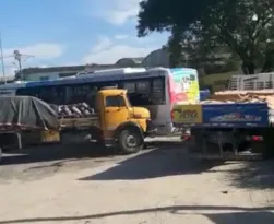 Imagem ilustrativa da imagem Acidente entre caminhão e ônibus deixa dois feridos em SG