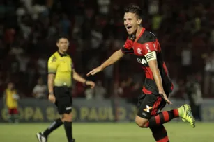 Imagem ilustrativa da imagem Ex-zagueiro do Flamengo entra na Justiça pedindo indenização milionária