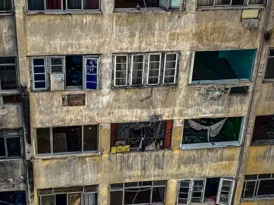 Imagem ilustrativa da imagem Desocupação do 'Prédio da Caixa' deixa rastros de descaso, em Niterói