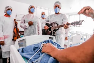 Imagem ilustrativa da imagem Projeto leva música a pacientes com Covid-19