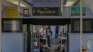 Imagem ilustrativa da imagem Senhores passageiros, próxima estação: Pânico em Vigário Geral