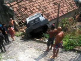 Imagem ilustrativa da imagem Caveirão da PM cai e invade casa em Piedade, no Rio