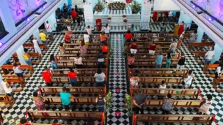 Imagem ilustrativa da imagem Prefeitura de Niterói fecha lojas e academias, mas libera cultos e missas