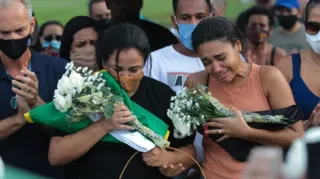 Imagem ilustrativa da imagem 'Foi um herói', família sofre a despedida de PM morto em São Gonçalo