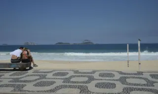 Imagem ilustrativa da imagem Restrições e mau tempo afastam cariocas das praias nesta quarta