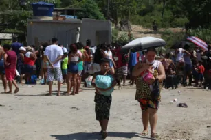 Imagem ilustrativa da imagem Voluntários levam alimentos para os moradores do lixão de Itaóca, em SG