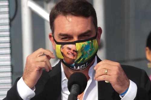 Imagem ilustrativa da imagem Flávio Bolsonaro se defende sobre mansão: 'simples compra de imóvel'