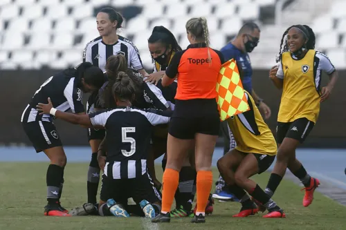 Imagem ilustrativa da imagem Fluminense e Botafogo eliminam rivais e vão à final do Carioca Feminino