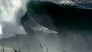 Imagem ilustrativa da imagem 'Gigantes de Nazaré' terá trio feminino pela primeira vez