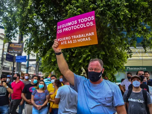 Imagem ilustrativa da imagem Empresários protestam contra medidas restritivas em Niterói