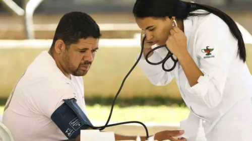 Brasília - Cidadãos fazem exames de pressão e glicemia durante mutirão de atendimento e de orientação jurídica para esclarecer dúvidas dos cidadãos que sofrem com a saúde pública ou com problemas nos planos de saúde (Marcelo Camargo/Agência Brasil)