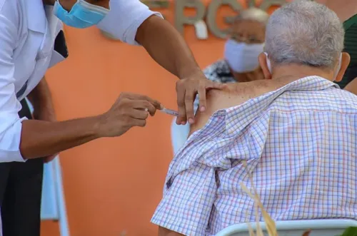 Imagem ilustrativa da imagem Niterói vacina idosos com mais de 78 anos