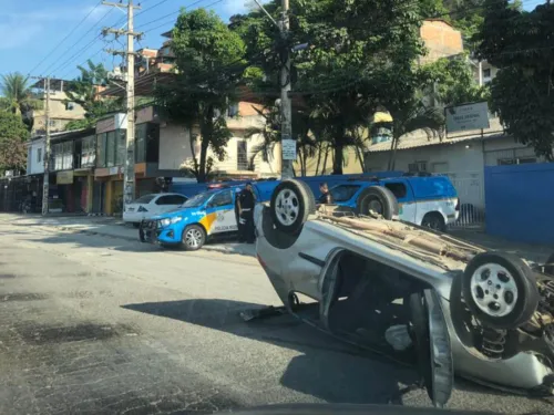 Imagem ilustrativa da imagem Capotamento deixa trânsito lento na RJ-106, em São Gonçalo