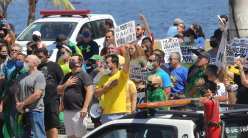 Imagem ilustrativa da imagem Lojistas de Niterói protestam na porta da casa do prefeito Axel Grael