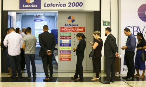 Apostadores fazem fila em casa lotérica. A Caixa Econômica Federal sorteia hoje (08) as seis dezenas do concurso 2.149 da Mega-Sena acumulada, que deve pagar um prêmio de R$ 170 milhões.