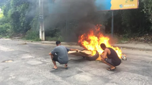 Imagem ilustrativa da imagem Moradores protestam em frente ao Minha Casa, Minha Vida, em Itaipuaçu