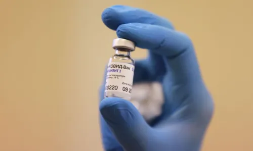 MINSK, BELARUS - DECEMBER 29, 2020: A medical worker holds a component of the Russian Gam-COVID-Vak (Sputnik V) vaccine against COVID-19 in a city hospital. The first batch of the Russian Sputnik V vaccine has arrived in Belarus; a mass vaccination campaign is starting in the country. Stringer/TASS.No use Russia.