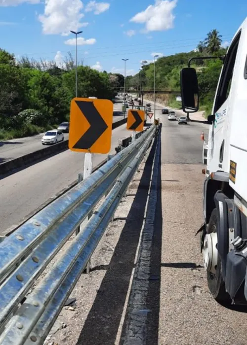 Imagem ilustrativa da imagem Proteção metálica é instalada na RJ-104, em São Gonçalo