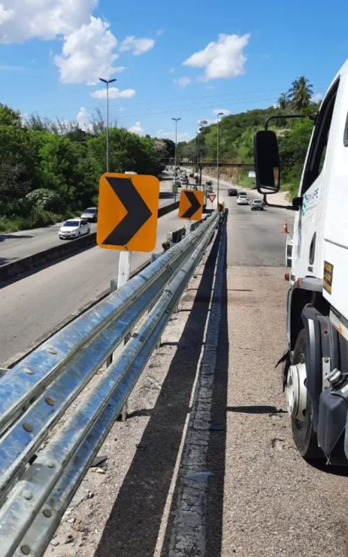 Imagem ilustrativa da imagem Proteção metálica é instalada na RJ-104, em São Gonçalo