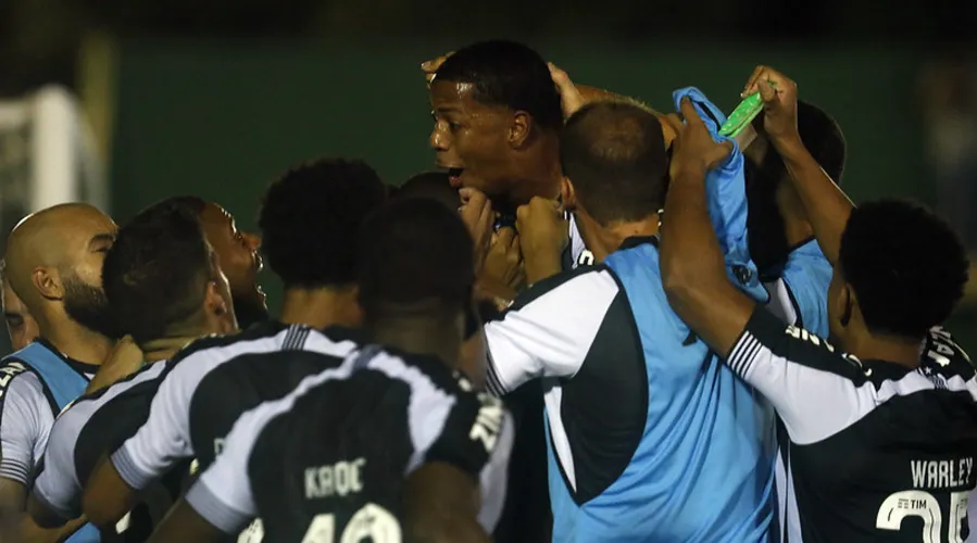 Imagem ilustrativa da imagem Perdendo até os 44 do segundo tempo, Botafogo vira e vence no Carioca