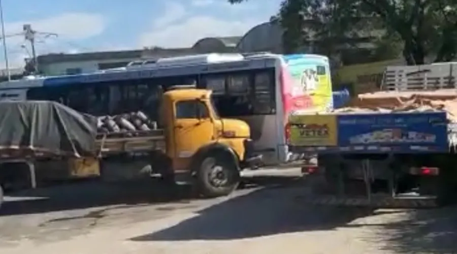 Imagem ilustrativa da imagem Acidente entre caminhão e ônibus deixa dois feridos em SG