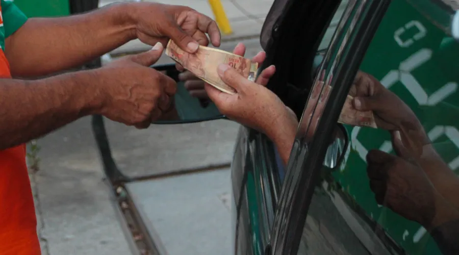 Imagem ilustrativa da imagem Preço da gasolina varia até 14,2% em postos de Niterói