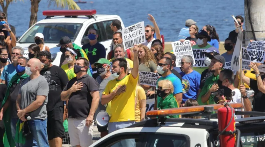 Imagem ilustrativa da imagem Lojistas de Niterói protestam na porta da casa do prefeito Axel Grael