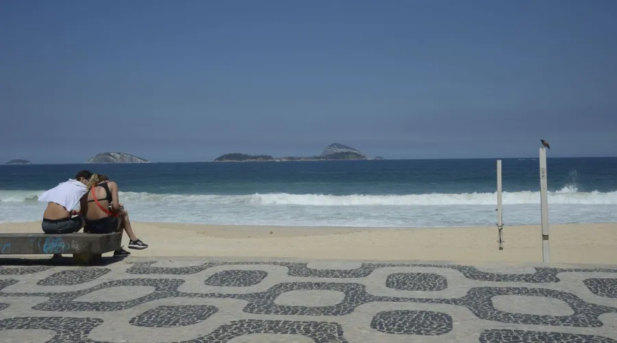 Praia de Ipanema, na zona sul da cidade.Rio fica com as praias vazias neste sábado(20), após decreto com restrições para evitar o avanço da Covid-19.