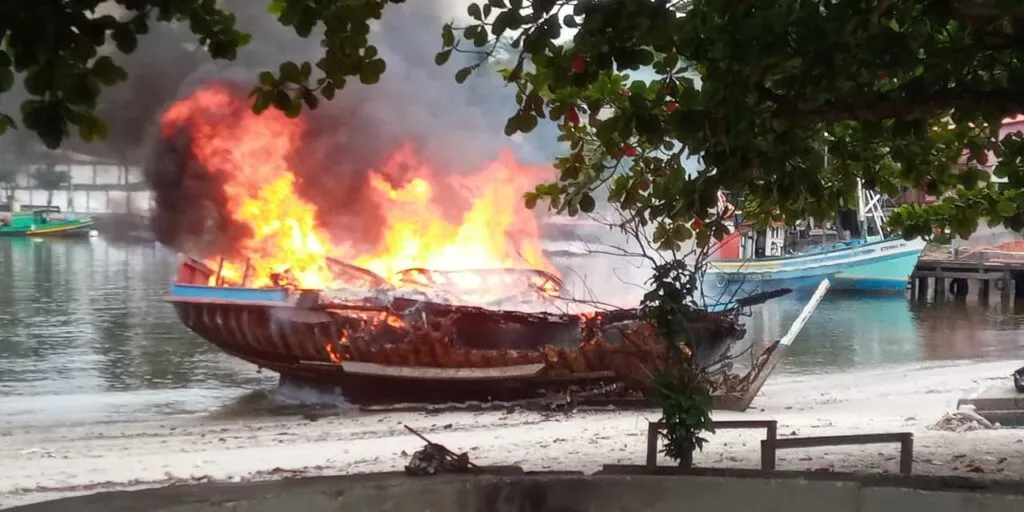 Imagem ilustrativa da imagem Barco pega fogo na Zona Sul de Niterói
