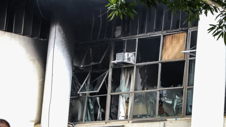 Imagem ilustrativa da imagem Após incêndio, prédio da UFRJ tem andares interditados no Rio