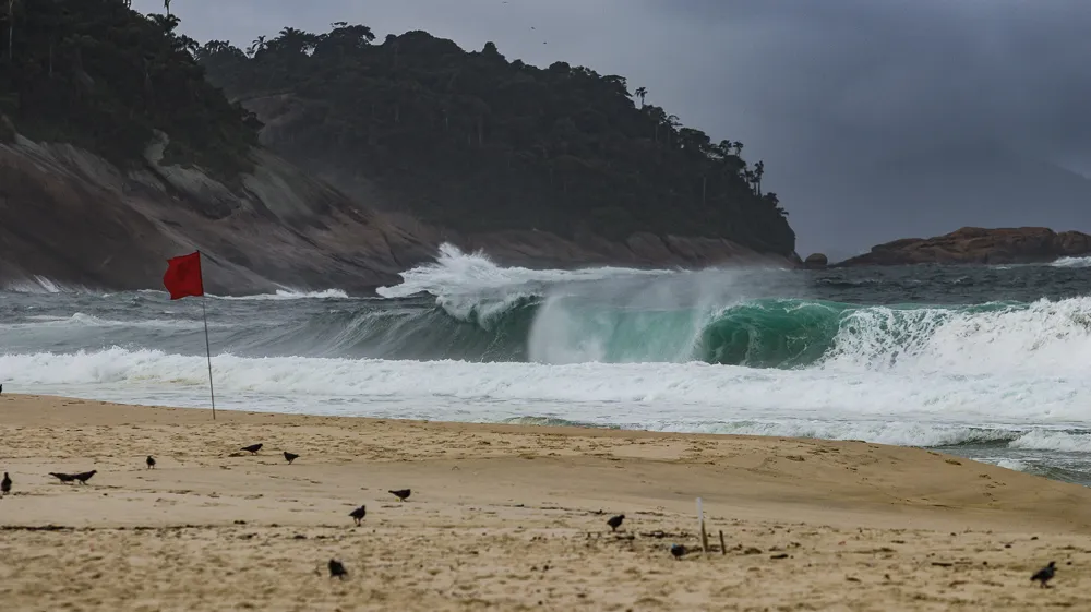Imagem ilustrativa da imagem Formação de ciclone muda paisagem nas praias do Rio e alerta ressaca