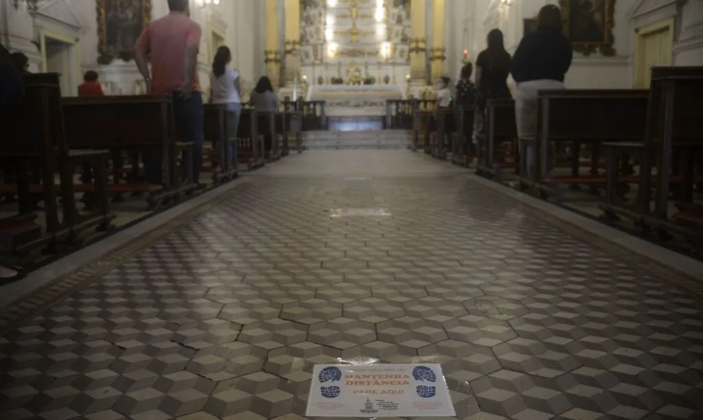 Igrejas voltam a celebrar missas com presença de fieis no Rio de Janeiro. Igreja Matriz de Nossa Senhora da Glória, no Largo do Machado, zona sul da cidade.