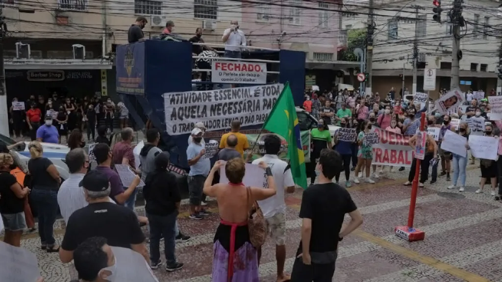 Imagem ilustrativa da imagem 'Não aguentamos mais', Niterói registra terceiro dia consecutivo de protestos