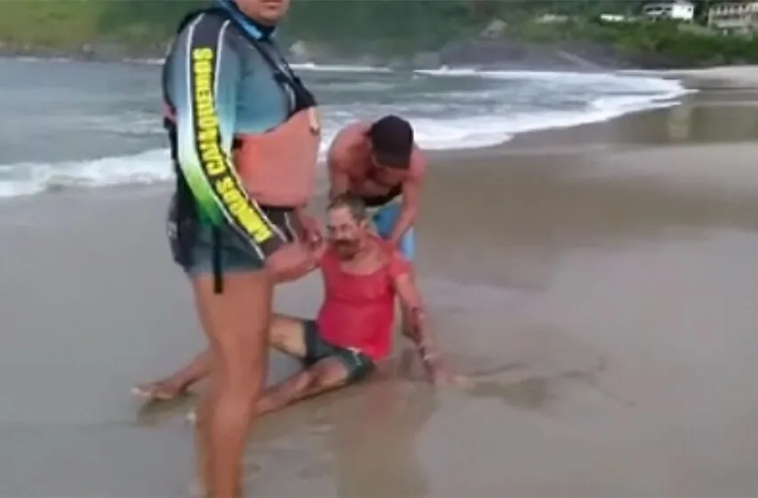 Imagem ilustrativa da imagem Pedestre é atacado por pitbulls durante caminhada em praia de Niterói