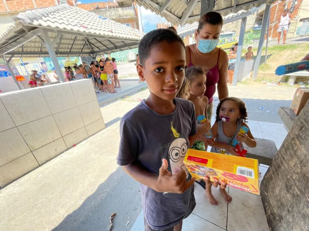 Imagem ilustrativa da imagem Rio de Paz distribui caixas de bombons nas favelas do Rio