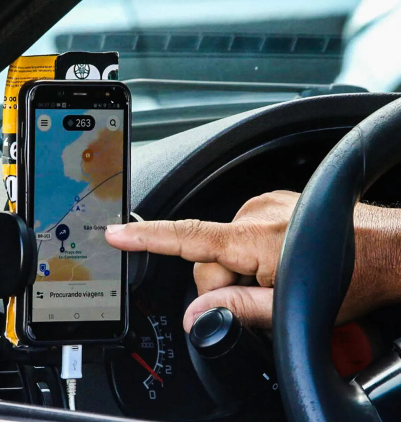 Imagem ilustrativa da imagem Passageiro que esqueceu celular em carro de app ganha ação contra empresa no Rio