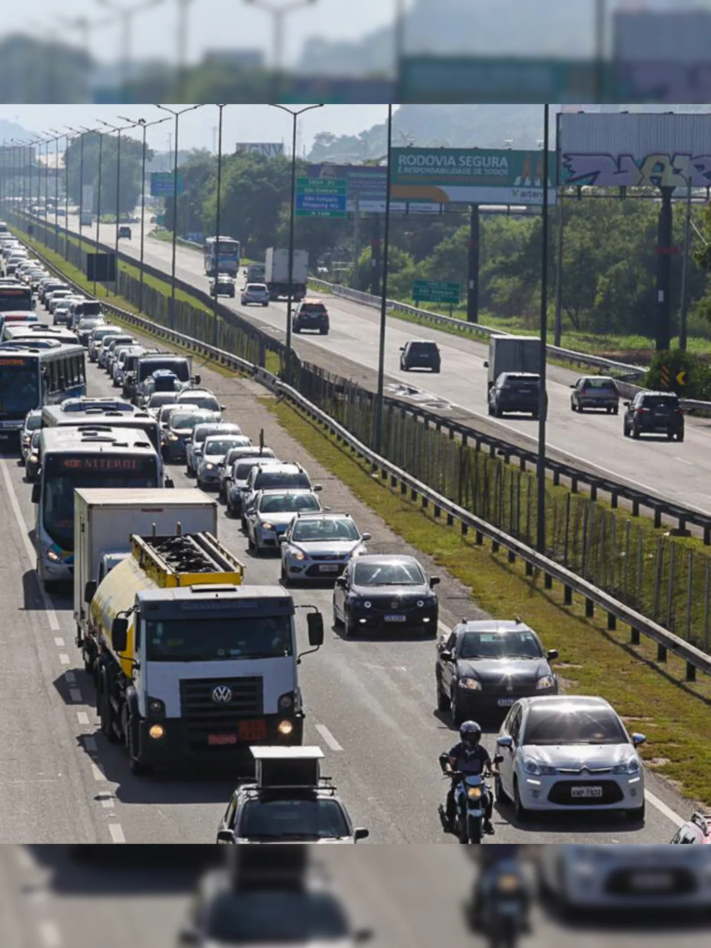 Imagem ilustrativa da imagem Acidente causa 7 km de retenção na BR-101, em São Gonçalo