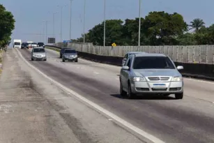 Imagem ilustrativa da imagem Quatro veículos roubados em arrastão na BR-101 em São Gonçalo