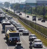 Imagem ilustrativa da imagem Acidente causa 7 km de retenção na BR-101, em São Gonçalo