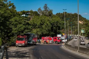 Imagem ilustrativa da imagem Vazamento de combustível fecha a RJ-104 em Niterói