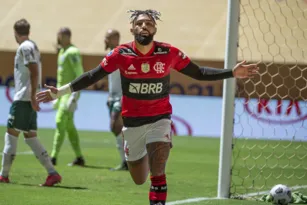 Imagem ilustrativa da imagem Em grande jogo, Flamengo vence nos pênaltis e conquista a Supercopa