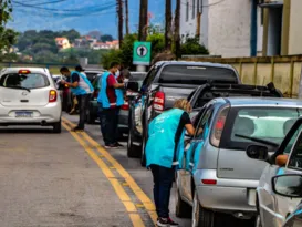 Imagem ilustrativa da imagem Longa fila para vacinação contra Covid-19 no Centro de Maricá