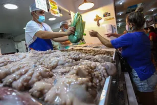 Imagem ilustrativa da imagem Sexta Santa: restrições limitam movimentação no Mercado São Pedro, em Niterói