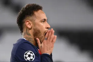 Imagem ilustrativa da imagem Neymar acerta a trave três vezes e PSG avança na Champions mesmo com derrota